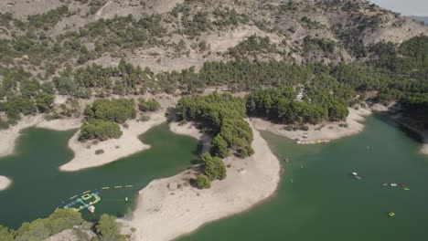 Tiro-De-Drone-De-Aterrizaje-De-La-Isla-&quot;el-Chorro,-Unas-Vacaciones-Famosas,-Lugar-De-Viaje-Del-Parque-Natural-De-Ardales-En-El-Distrito-De-Los-Lagos-De-Málaga,-Atracción-Del-Sur-De-España