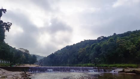 Fluss-Fließt-Morgens-Aus-Flachem-Winkel-In-Den-Grünen-Berg