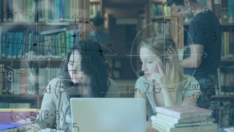 mujeres estudiando en la biblioteca