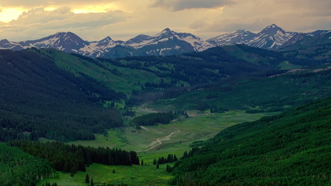 una foto aérea de las montañas rocosas bajo un cielo temperamental como se ve desde crested butte cerca de boulder, colorado, ee.
