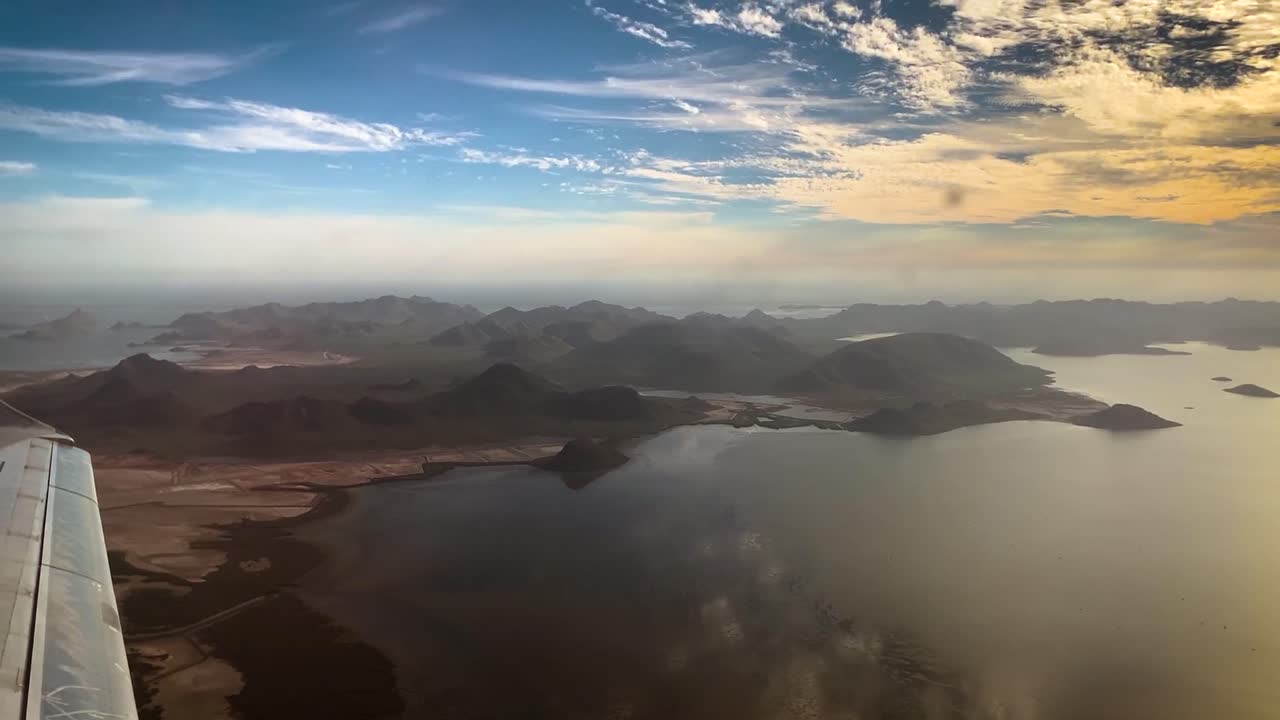 mirando a la entrada del mar en méxico con una hermosa puesta de sol