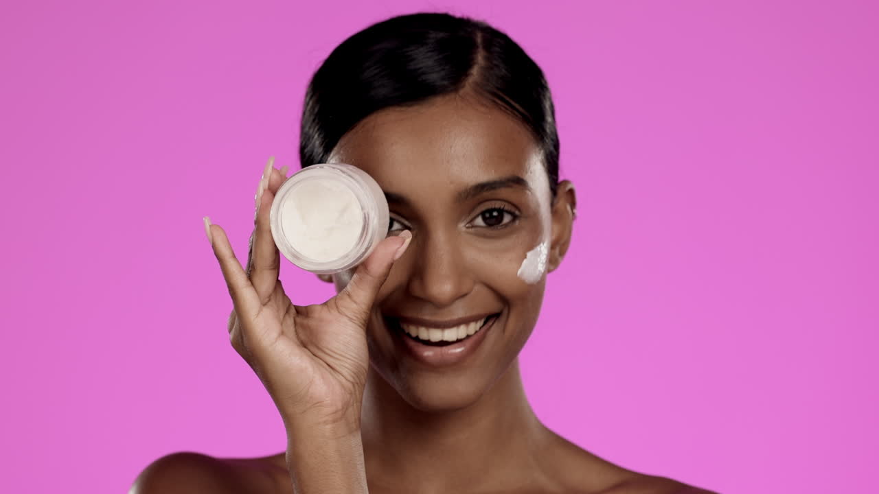 cuidado de la piel, aplicación y rostro de una mujer con crema