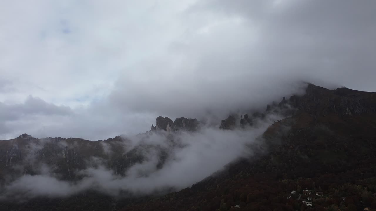 안개 가 가득 한 산악 풍경