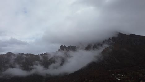 paisaje montañoso brumoso