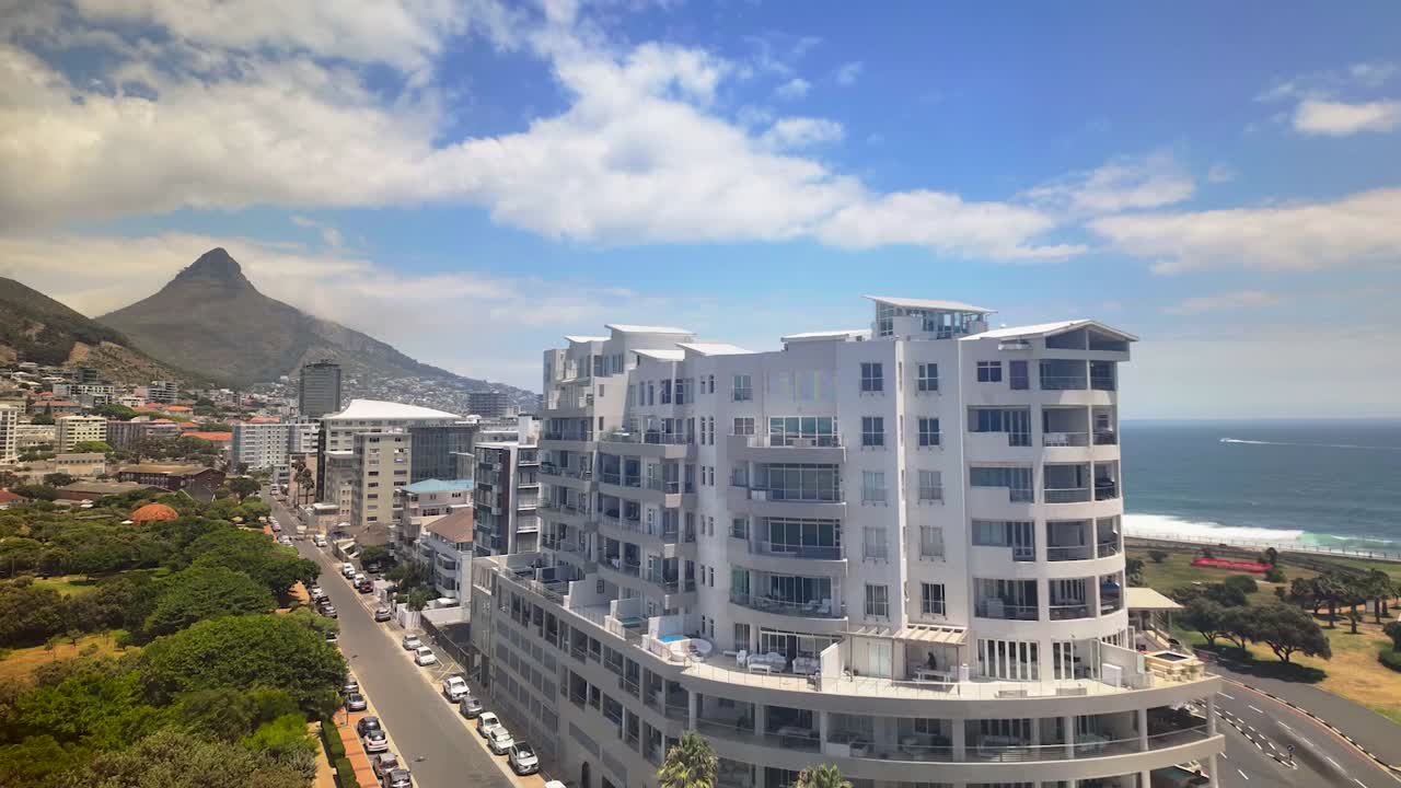Vista aérea de edifícios de apartamentos em Mouille Point, Cidade do Cabo, África do Sul, com a Montanha Lion's Head ao fundo