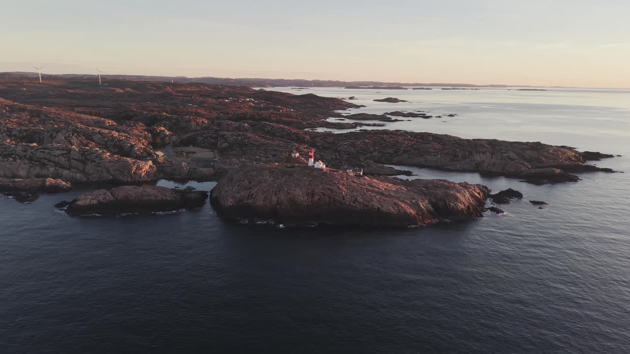 Mercusuar Lindesnes di Norwegia saat matahari terbit. Rekaman drone