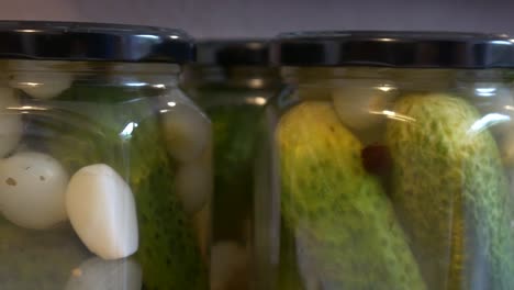 tiro deslizante de pepinos encurtidos en vasos