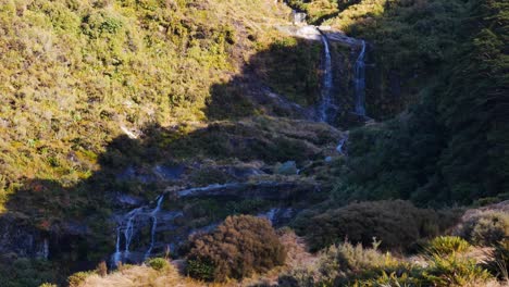 cascada que fluye en la sombra de la montaña