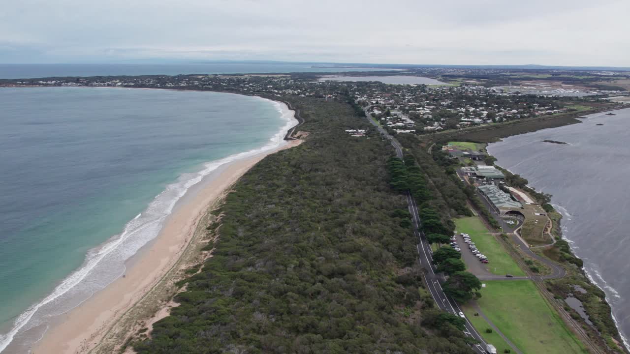 포인트 론스데일을 바라보는 퀸즈클리프 자연 보호 구역의 공중 전망