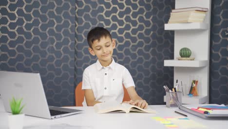 El-Niño-Está-Muy-Feliz-De-Leer-Libros.