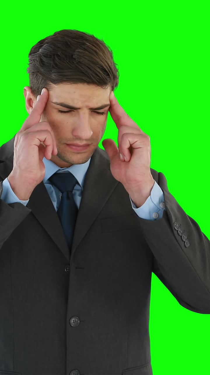 el hombre de negocios tiene dolor de cabeza.