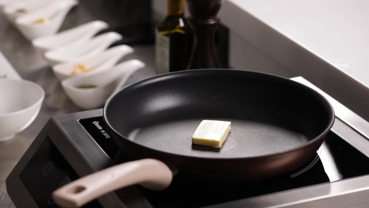 팬에 버터를 녹이는 것