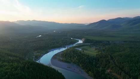 Ruhige-Landschaft-Des-North-Fork-Flathead-River-In-Montana---Luftdrohnenaufnahme