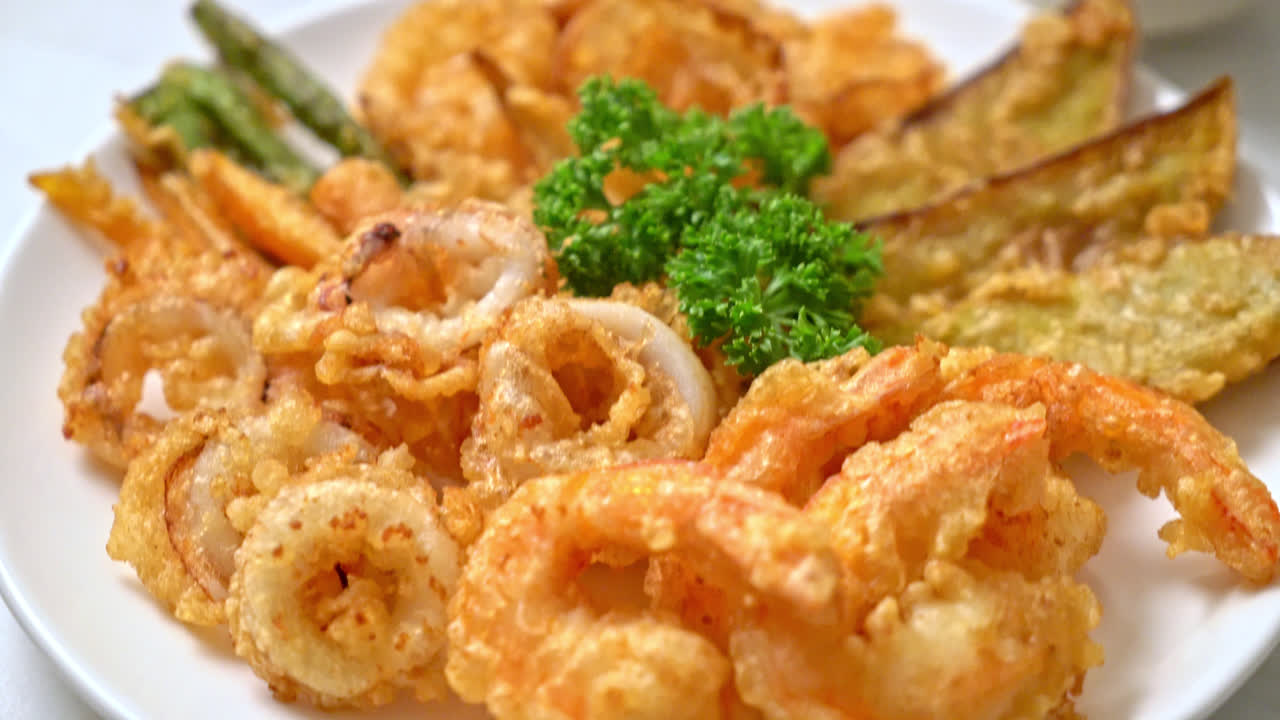 야채와 함께 튀긴 해산물 (새우와 오징어)