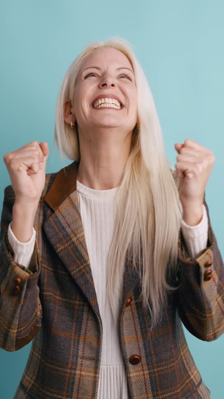 Giovane donna entusiasta che esulta e celebra il successo
