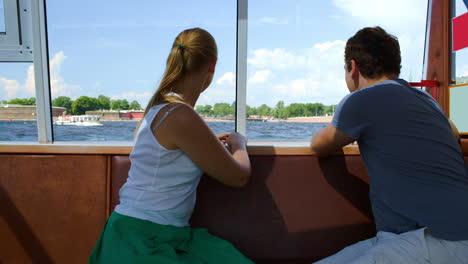 Hombre-Y-Mujer-Haciendo-Un-Viaje-En-Barco