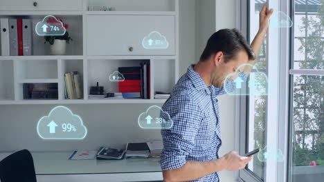 animación de nubes con números crecientes sobre el hombre caucásico usando teléfono inteligente