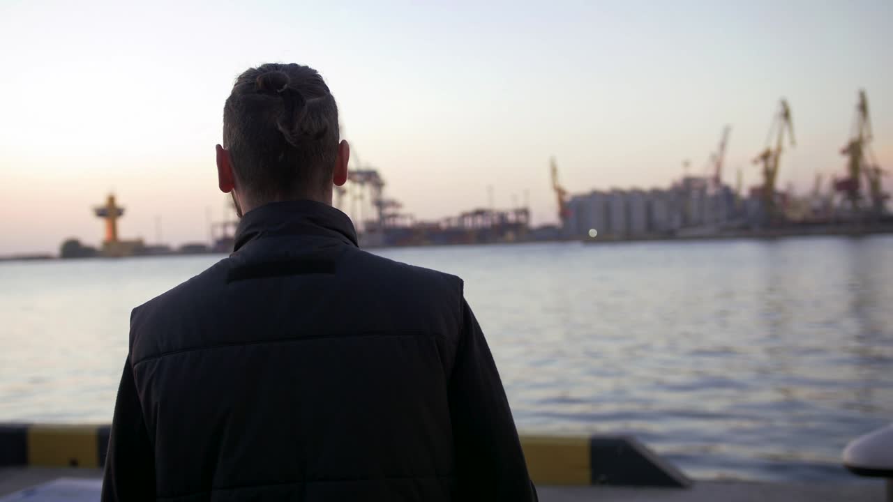 해가 지는 동안 해항 배경에 있는 세련된 스터 남자의 초상화