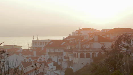 sao pedro de moel stadt bei sonnenaufgang mit hellem himmel und nebel in marinha grande, leiria, portugal