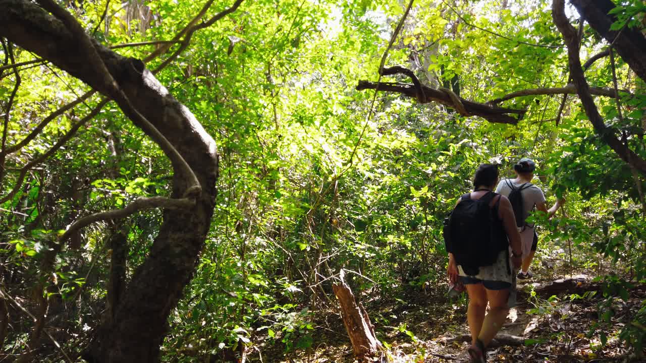 Caminhantes em trilhas de montanha perto da Vila de Yelapa, em Jalisco, México. Imagem em câmera lenta.
