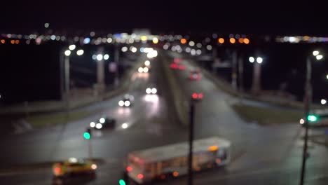 luces borrosas de coches en una calle de la ciudad. una calle vacía, una carretera vacía.