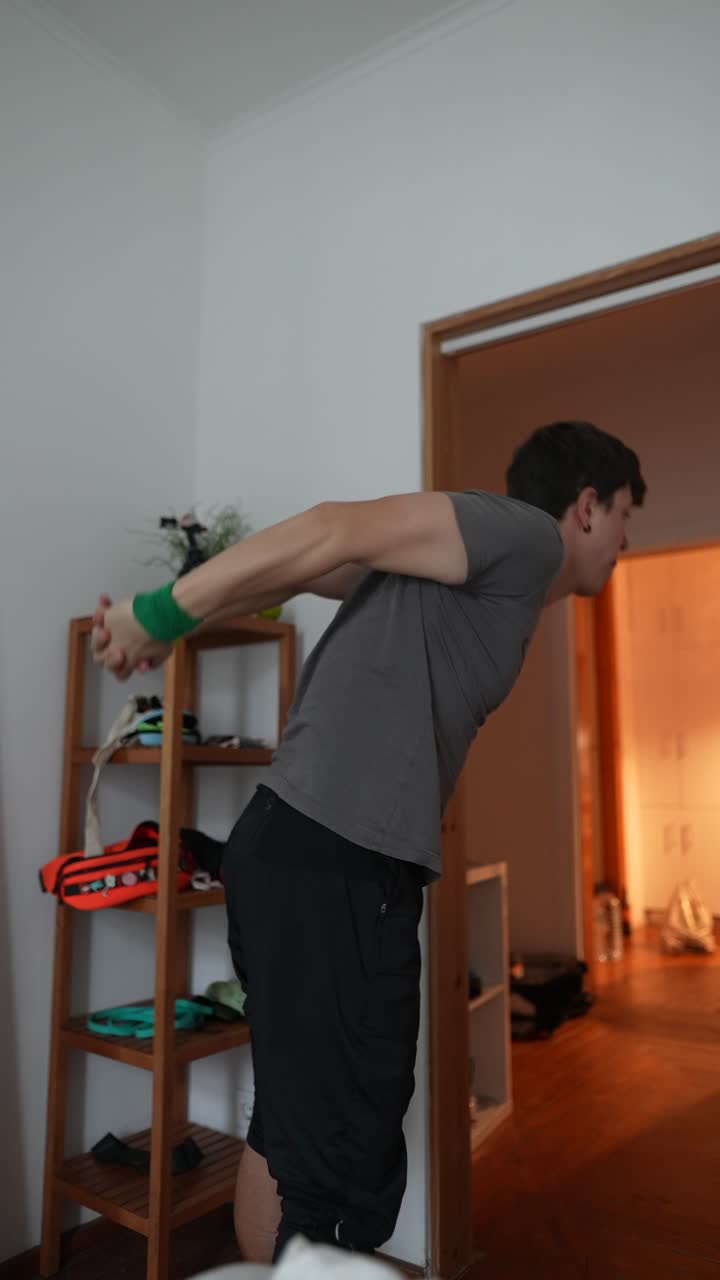 hombre estirándose en casa