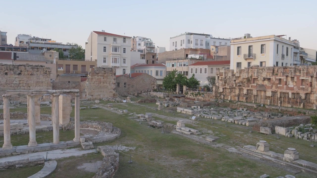 Atina'nın merkezindeki Hadrian Kütüphanesi kalıntılarının arkeolojik alanının panoramik görünümü. Kaydırma çekimi.