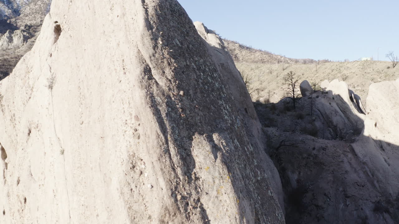 데빌스 치볼 (devil's punchbowl) 의 바위 형태의 근접 항공 사진