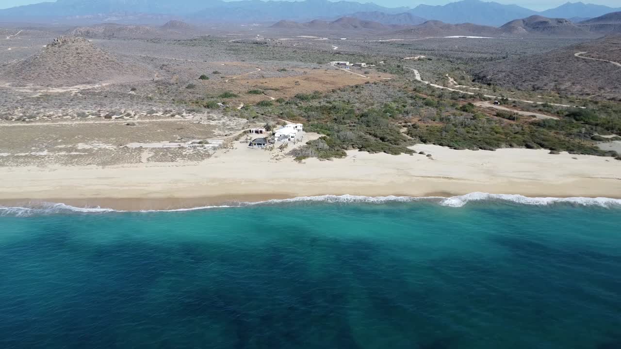 vista aérea del hotel playa san cristobal todos santos baja california sur, imágenes de drones de las claras aguas azules del océano y las playas de arena blanca