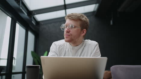 el diseñador creativo está trabajando con una computadora portátil en la oficina pensando en el diseño y la arquitectura retrato