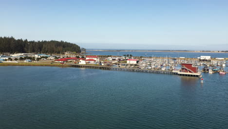 Vista-Panorámica-Aérea-Del-Complejo-Del-Puerto-Deportivo-De-Charleston-En-Oregon