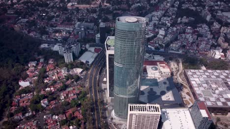 Vista-Orbital-Tomada-Con-Drone-Del-Lado-Derecho-De-Un-Emblemático-Rascacielos-En-El-Sur-De-La-Ciudad-De-México-Ubicado-En-La-Avenida-Rio-Churubusco
