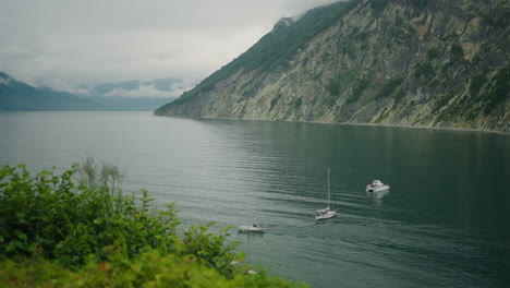 paisaje costero con barcos