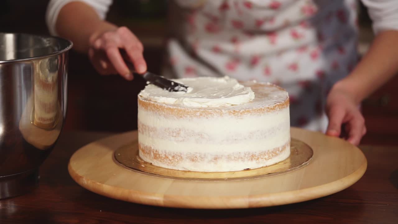 mujer decorando un pastel de capas