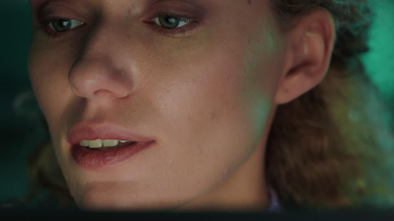 retrato de cerca de una mujer hermosa usando una tableta trabajando hasta tarde navegando por internet mirando la pantalla disfrutando de la comunicación en línea