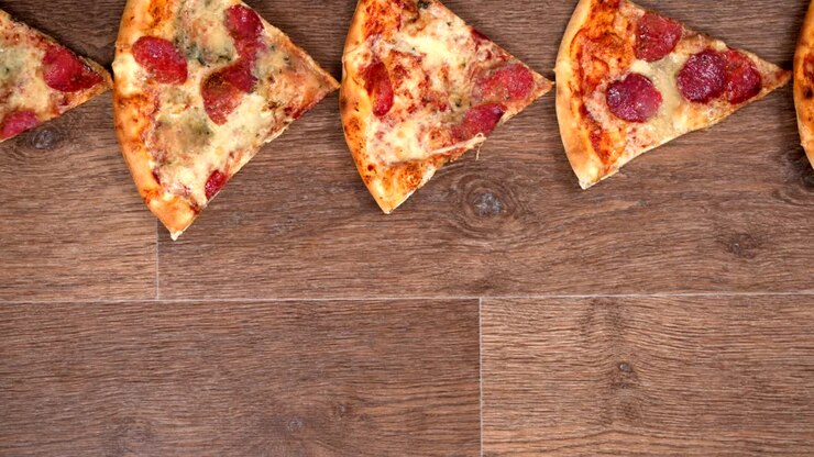 Pezzi di pizza che si susseguono nell'inquadratura, animazione in stop motion.