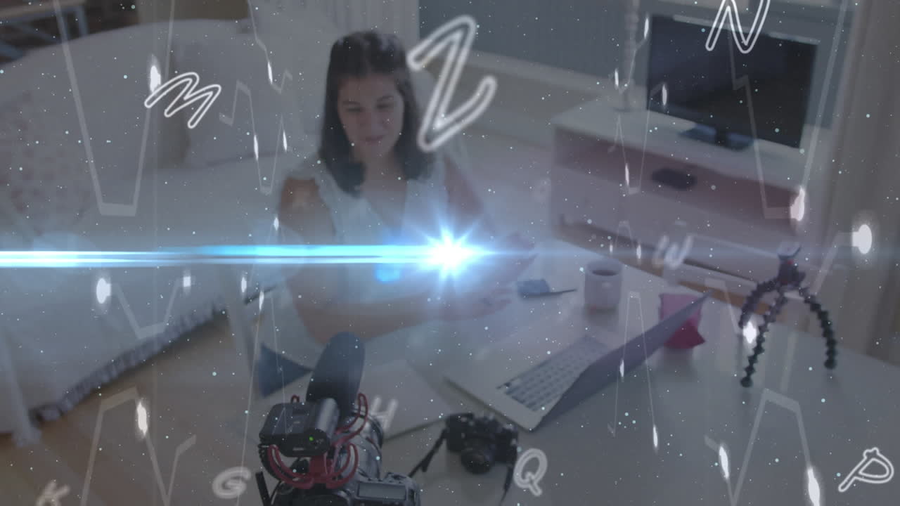 animación de luces y letras flotantes, sobre una mujer usando un portátil vlogging