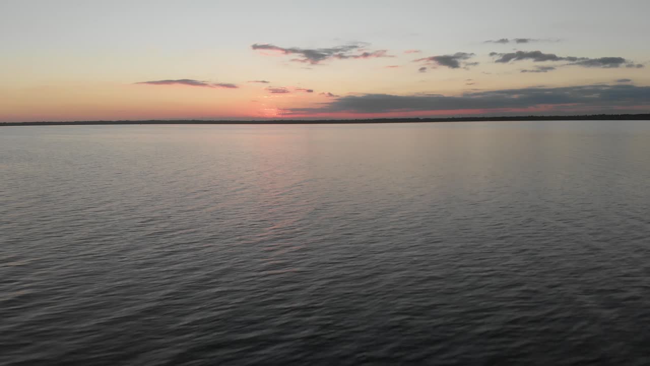 puesta de sol reflejo agua volador rosa azul nubes aéreo dron río indio florida estados unidos