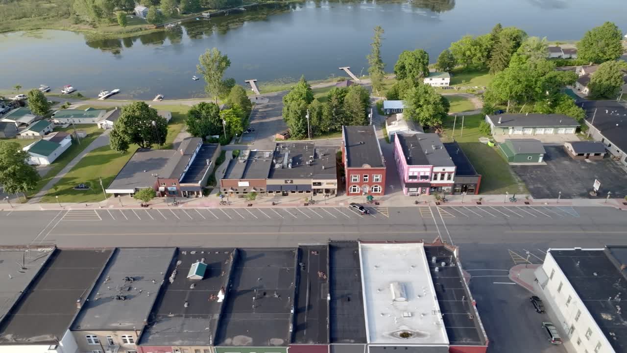 Centro de Lakeview, Michigan, con vídeo de dron que se mueve lateralmente