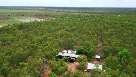 Ländliches-Haus-Umgeben-Von-Natur-Im-Ländlichen-Nördlichen-Outback-Territorium-Australiens-Luftdrohne