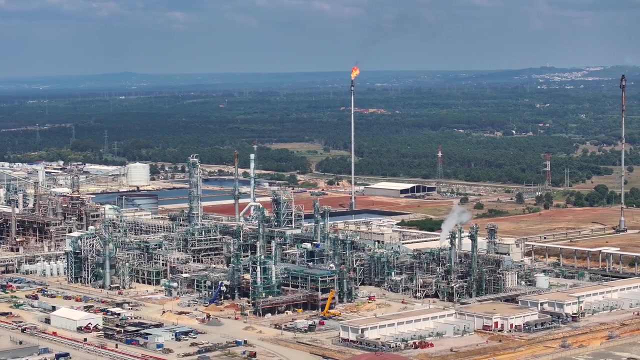Assisti alla trasformazione di una raffineria di petrolio che si espande per potenziare le sue capacità di lavorazione del greggio.