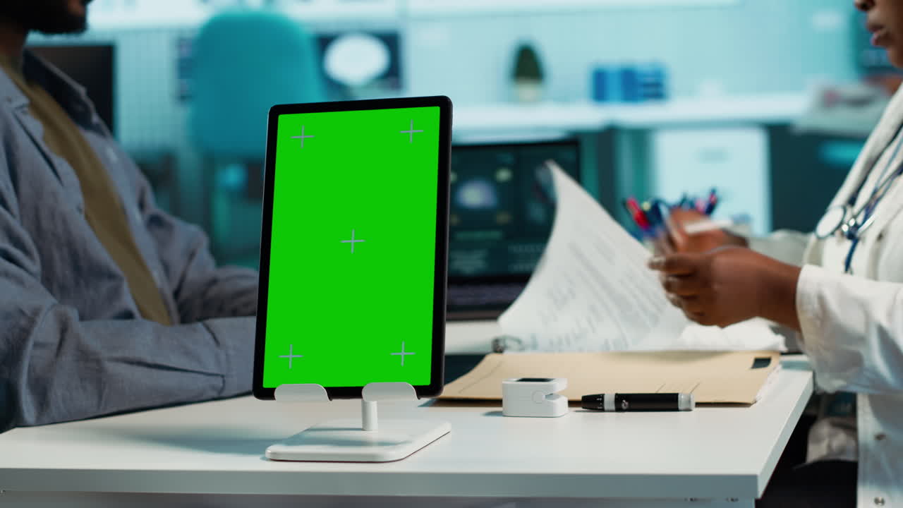 joven preguntando al médico sobre el consejo al lado de la exhibición de espacio de copia