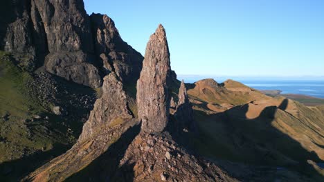 Alter-Turm-Aus-Vulkangestein,-Der-„Old-Man-Of-Storr“,-Mit-Blick-Auf-Die-Entfernte-Küste-Mit-Langen-Schatten-Am-Frühen-Morgen-Im-Winter