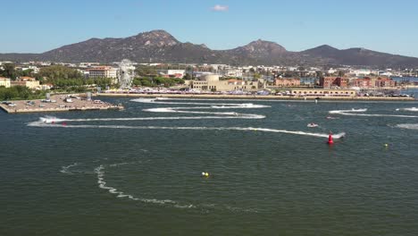 descripción general volando hacia atrás desde el aire en el agua de las carreras de la copa del mundo de motos acuáticas en cerdeña