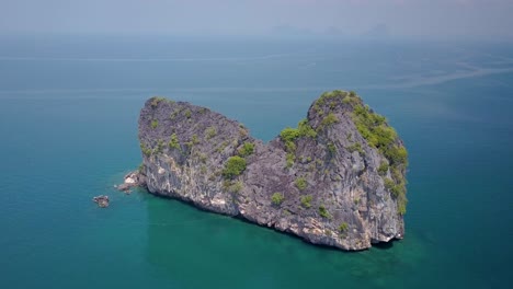 toma aérea de arco de una enorme formación rocosa en el mar de andaman en tailandia - cámara dando vueltas