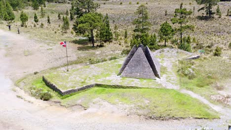 Vista-Panorámica-De-Las-Colosales-Pirámides-Del-Parque-Nacional-Valle-Nuevo-En-República-Dominicana