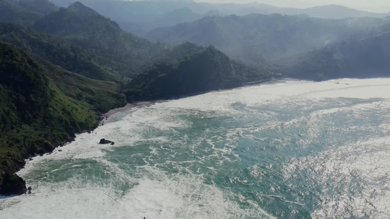인도네시아 의 멘간티 해변 에서 볼 수 있는 원시 해안선