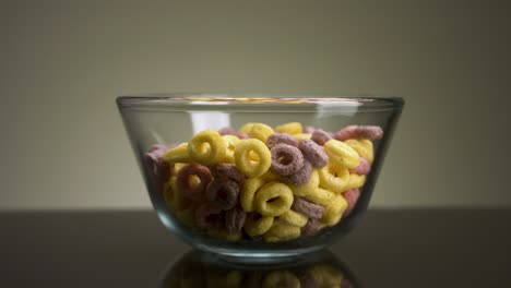 un cuenco de coloridos cereales de anillo