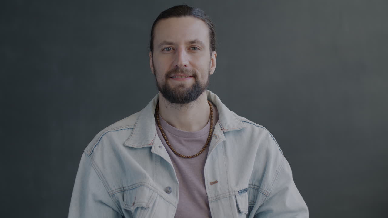 hombre dando un pulgar hacia arriba