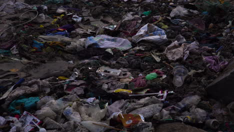 basura lavada después de la noche de tormenta en la playa de vietnam del sur en mui ne